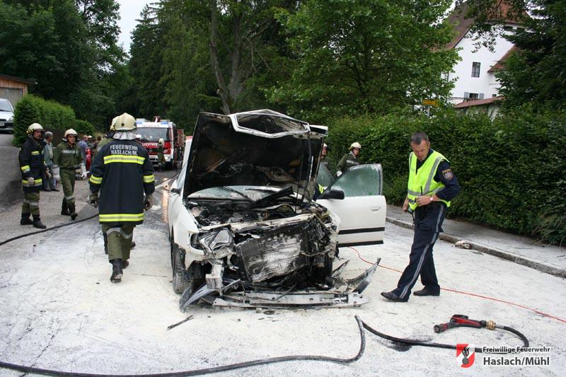 Verkehrsunfall mit eingeklemmter Person – PKW brennt