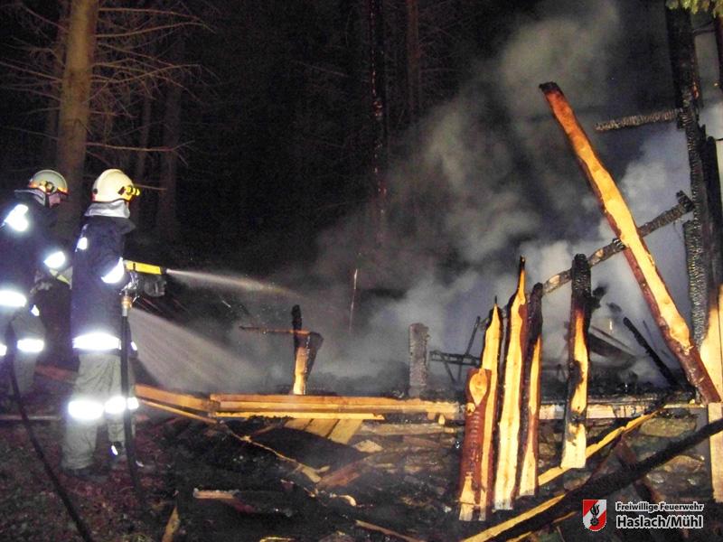 Brand einer Holzhütte in Haid