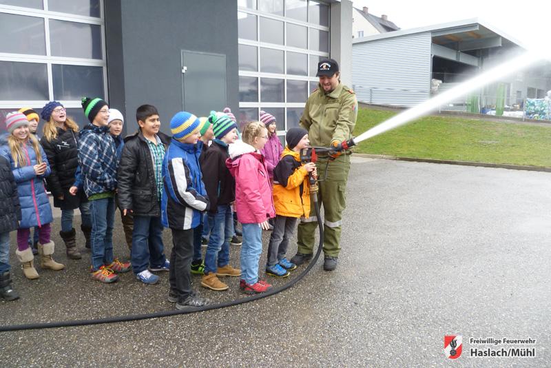 Volkschulbesuch bei der Feuerwehr