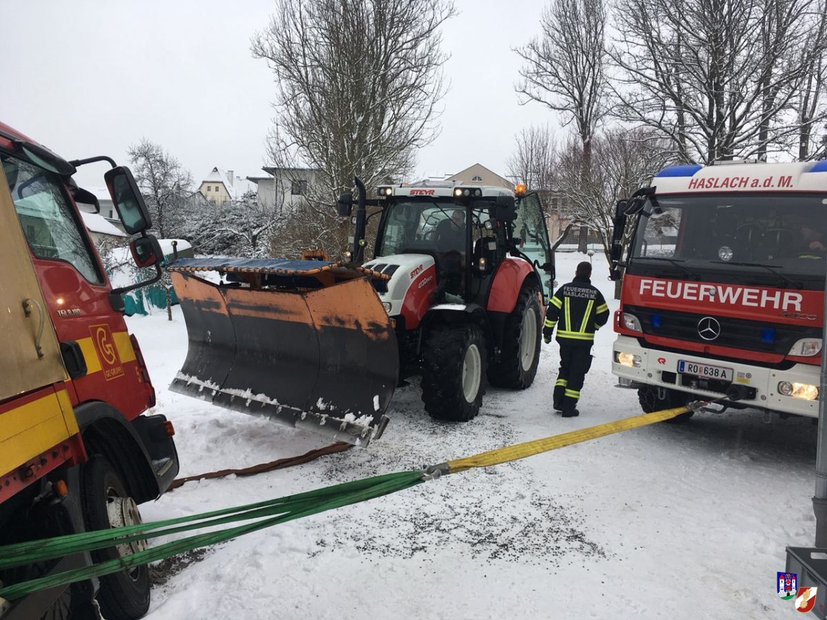 LKW-Bergung auf schneeglatter Fahrbahn