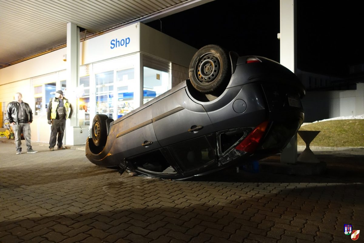Fahrzeugbergung bei Tankstelle