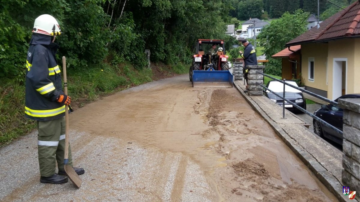 nach heftigen Regenschauern im Dauereinsatz