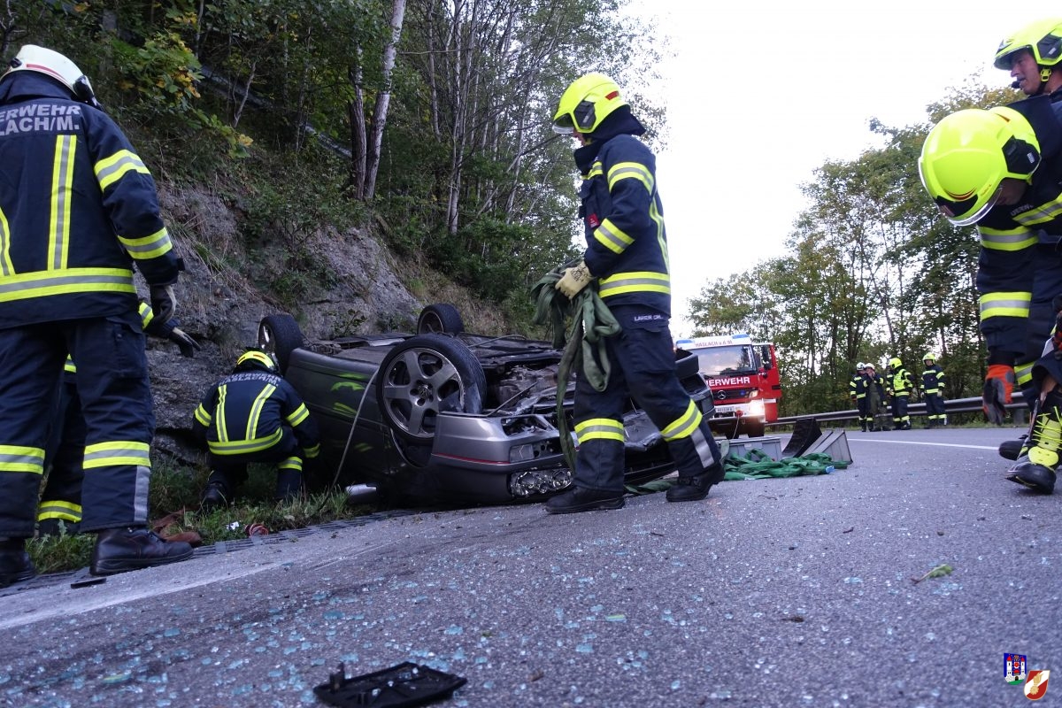 Aufräumarbeiten nach Verkehrsunfall