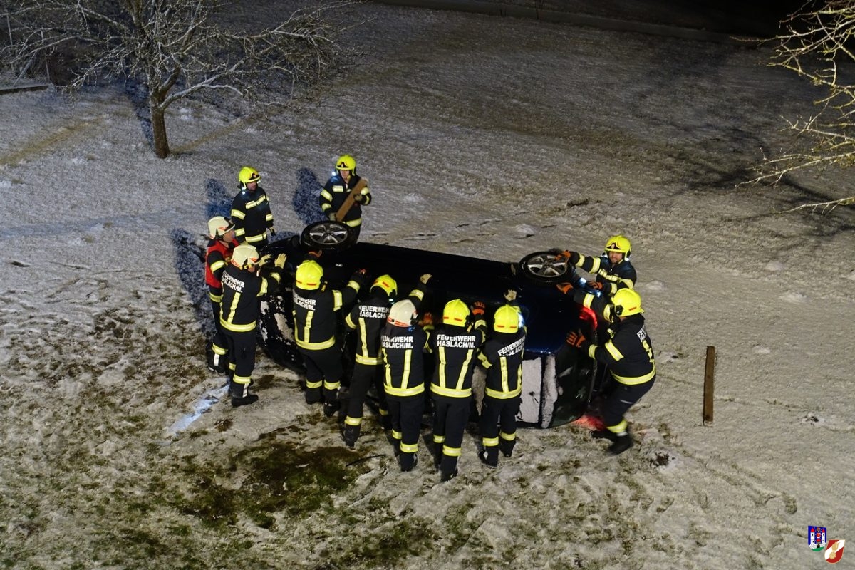Fahrzeugüberschlag auf schneebedeckter Fahrbahn