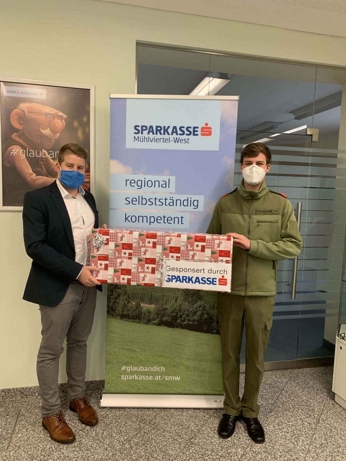 Spende für die Feuerwehrjugend von der Sparkasse Haslach.