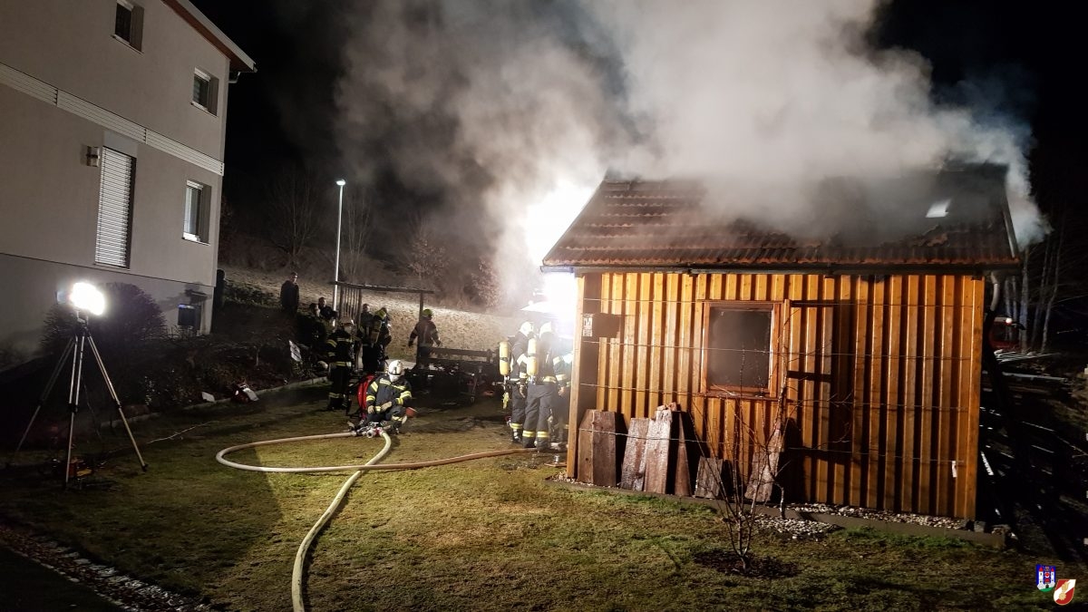 Brand einer Gartenhütte