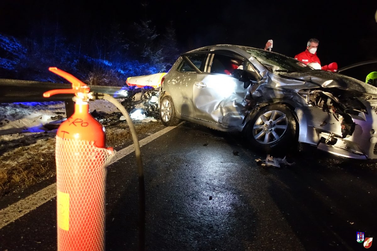 Verkehrsunfall mit eingeschlossener Person