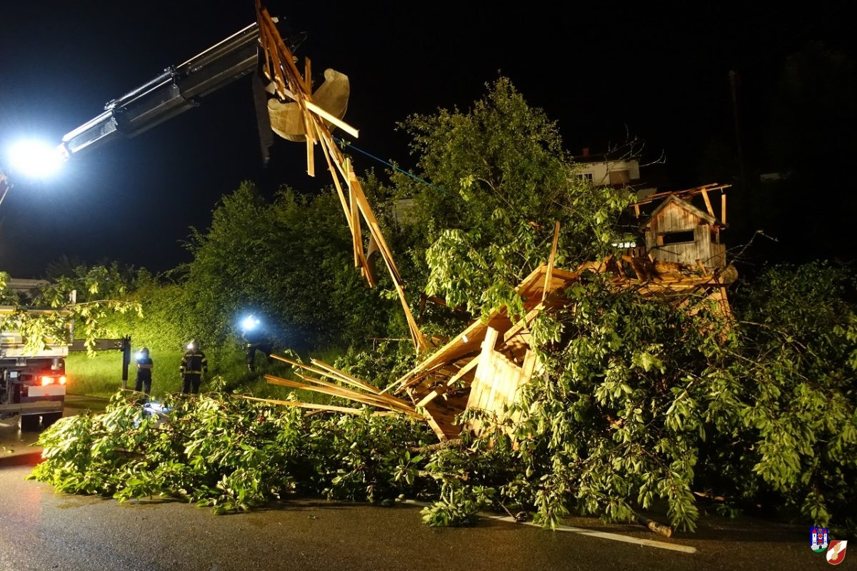 Langwieriger Sturmschaden erfordert Straßensperre