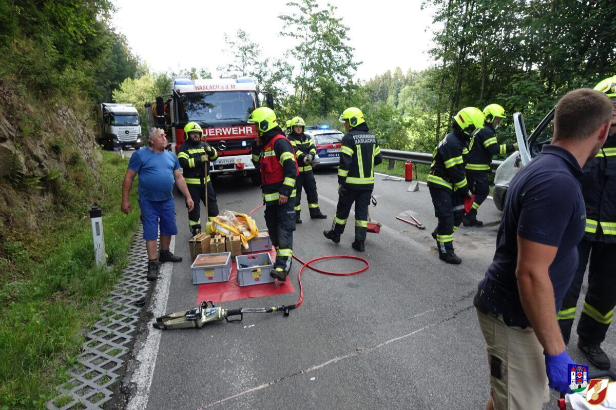 Verkehrsunfall mit eingeschlossener Person B38