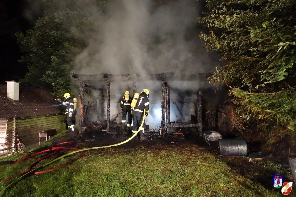 Holzhütte brennt, Gefahr für Waldbrand