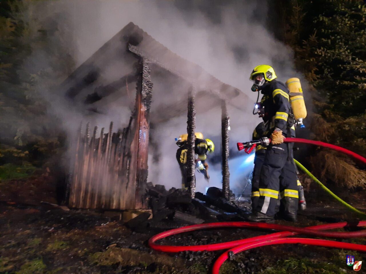 Holzhütte brennt, Gefahr für Waldbrand