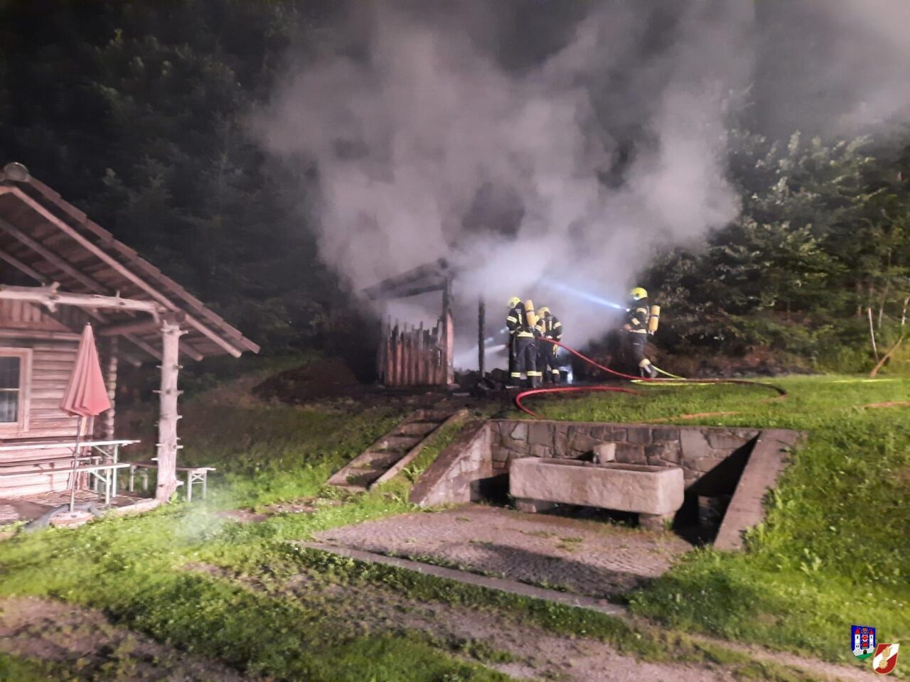Holzhütte brennt, Gefahr für Waldbrand