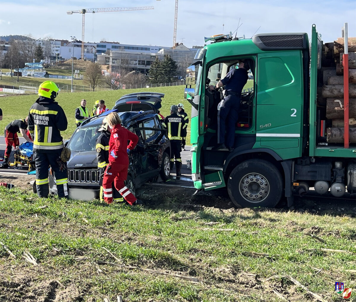Verkehrsunfall mit eingeklemmter Person in Rohrbach