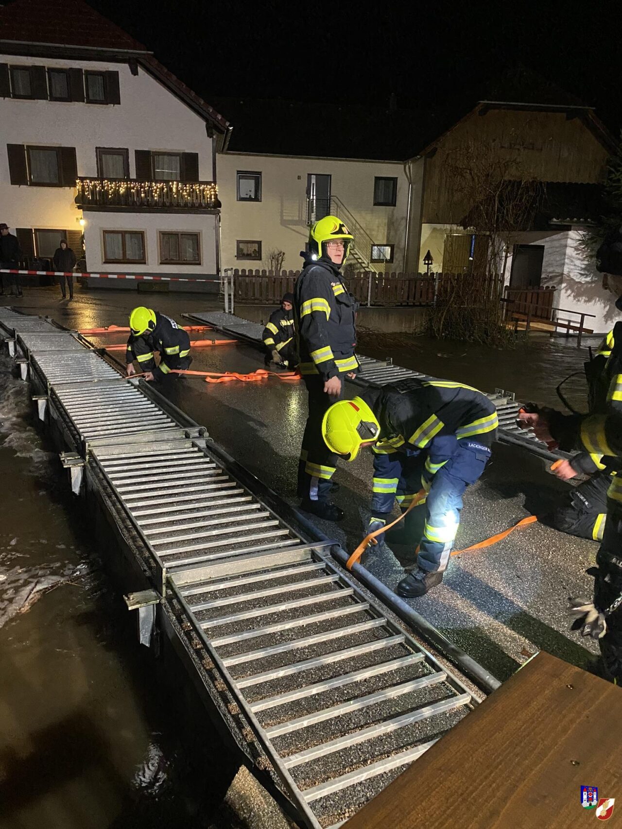 Brückensperre und Sicherungsarbeiten – Hochwasser