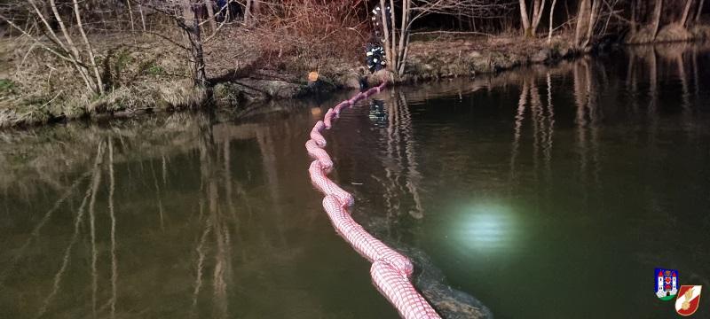 Ölsperre auf der Steinernen Mühl errichtet