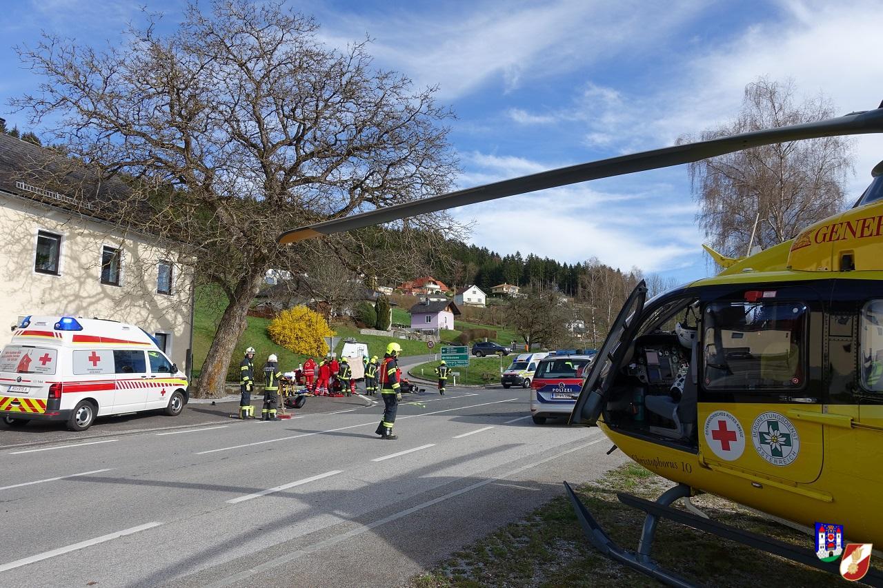 Aufräumarbeiten nach Motorradunfall