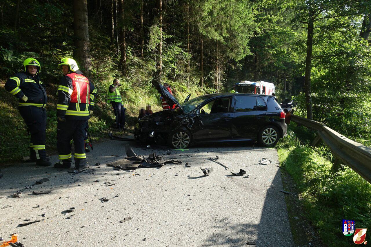 Verkehrsunfall mit vermeintlich eingeklemmter Person