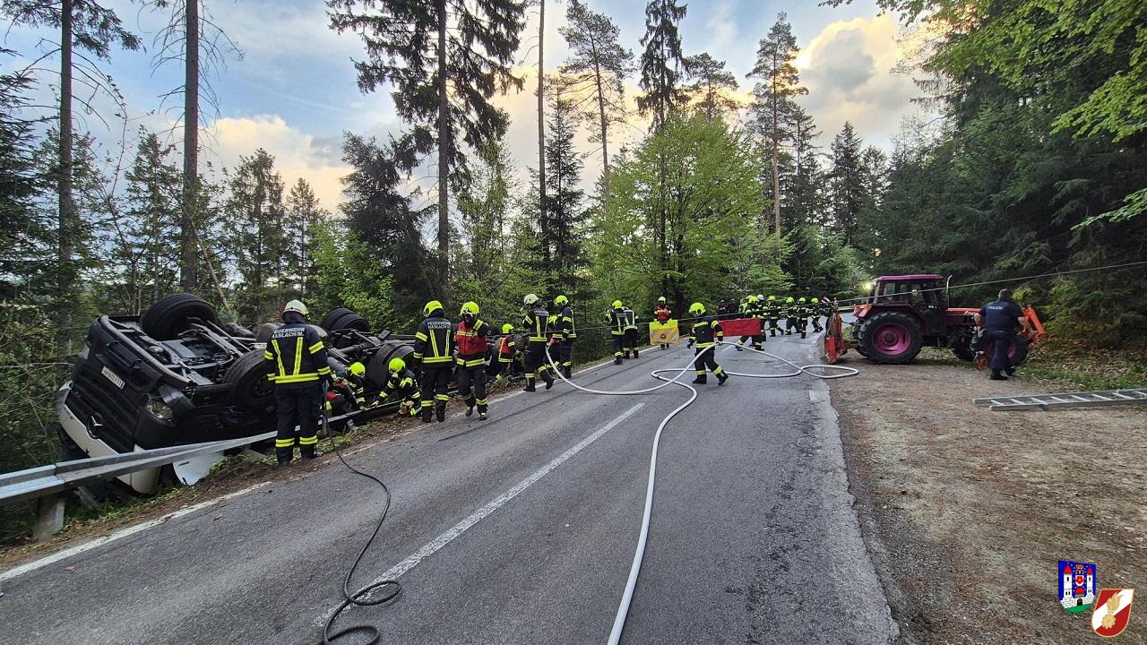 Personenrettung nach Verkehrsunfall mit LKW