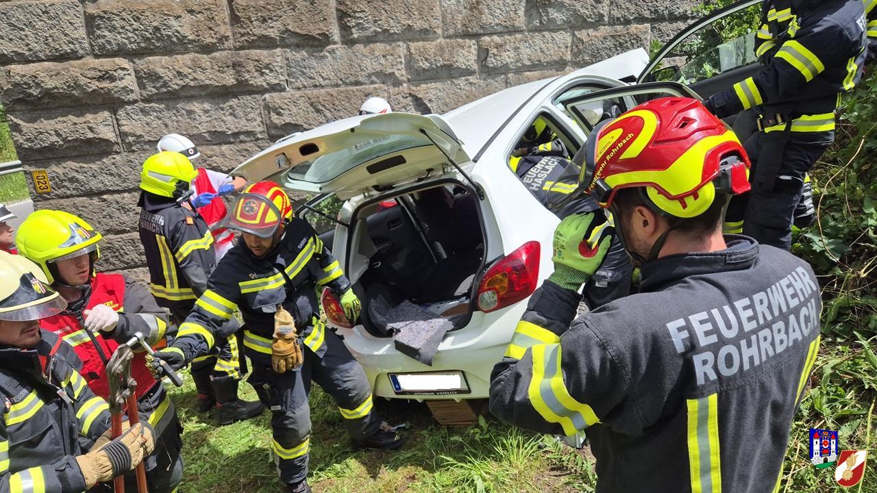 Verkehrsunfall mit Personenrettung in Rohrbach