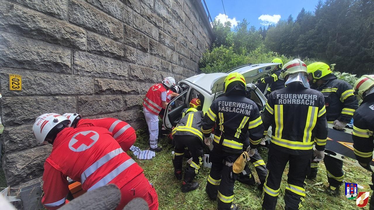 Verkehrsunfall mit Personenrettung in Rohrbach