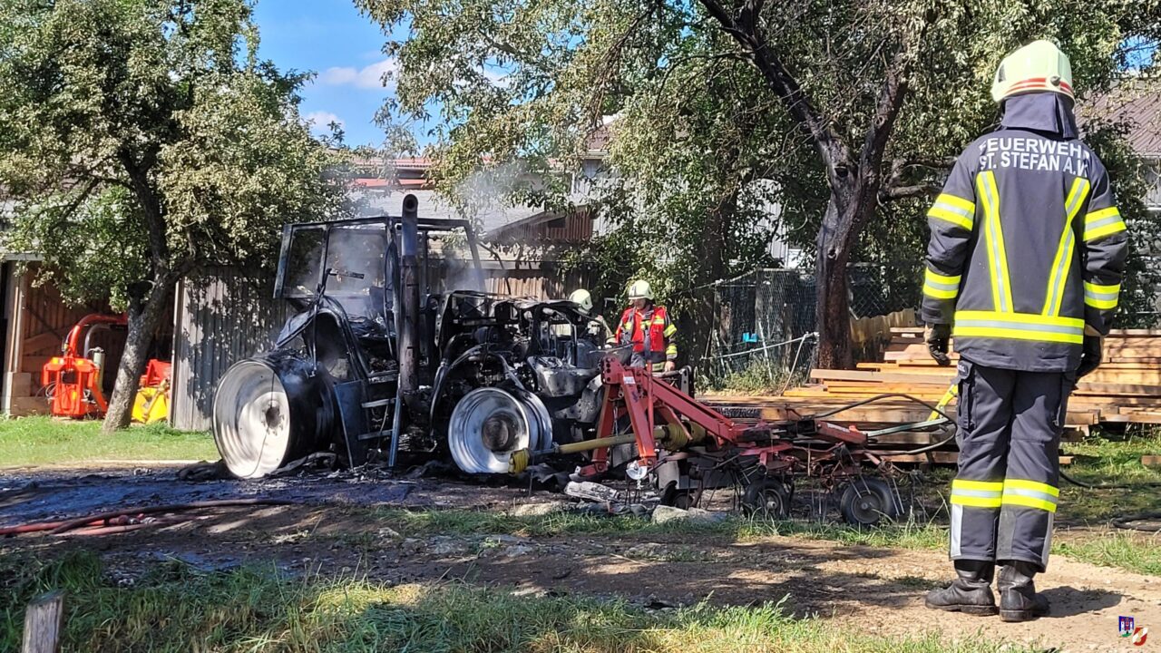 Traktor in Vollbrand