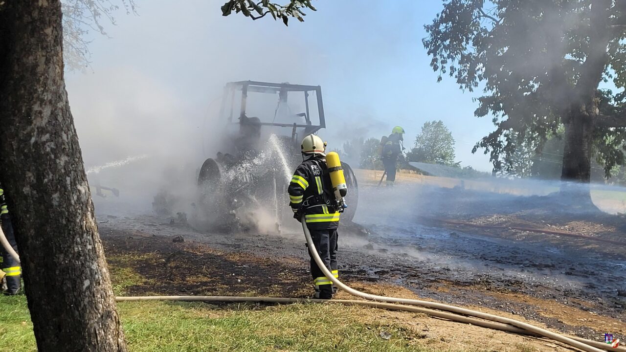 Traktor in Vollbrand